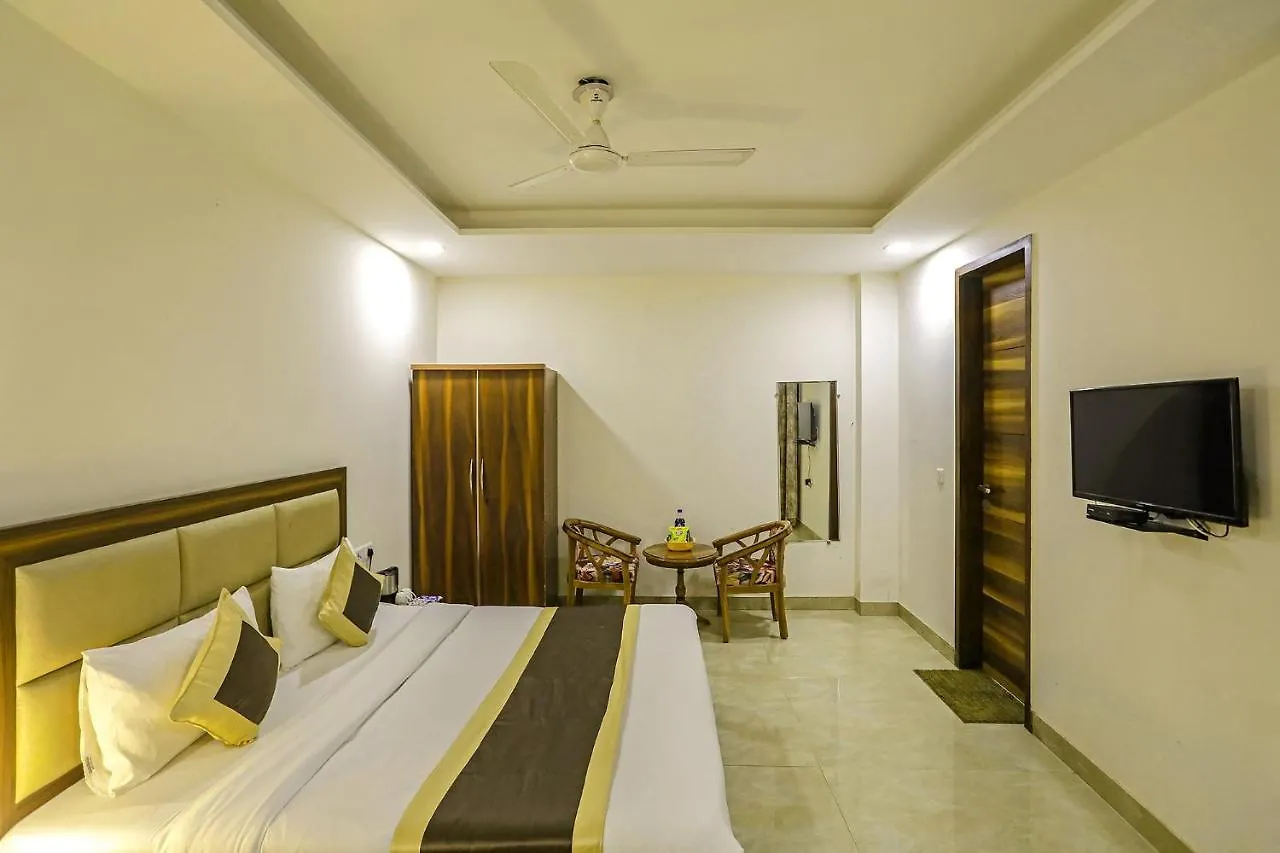 Fabhotel White House Bnb - Nr Yashobhoomi Convention Centre Delhi  3*, Delhi (National Capital Territory of India)