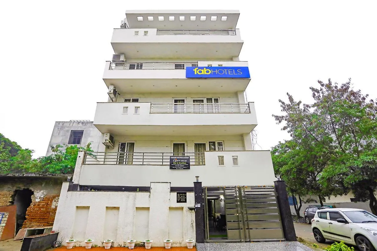 Fabhotel White House Bnb - Nr Yashobhoomi Convention Centre Delhi  India